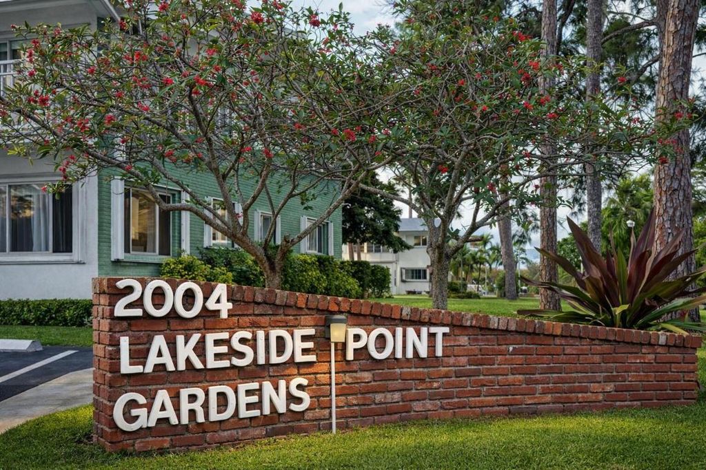 1950 Lake Osborne Drive 18, Lake Worth, FL 33461
