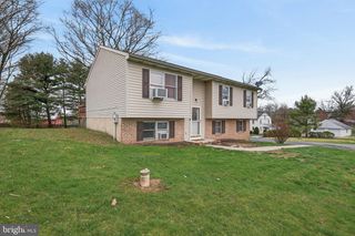 1390 CAROLE LN, Manheim, PA 17545