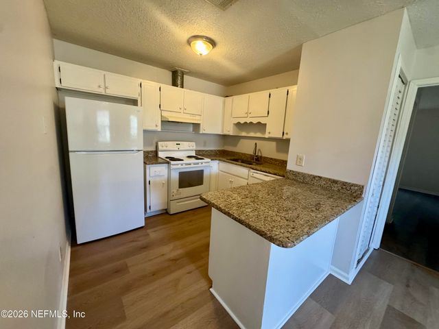 8846 CAVENDER Drive, Jacksonville, FL 32216