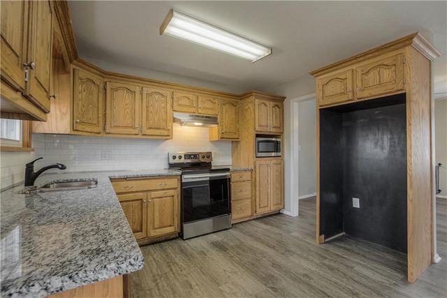 16524 E 35th Street, Independence, MO 64055