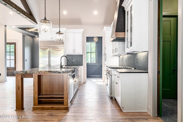 807 Wooded Ridge Dr, New Albany, IN 47150