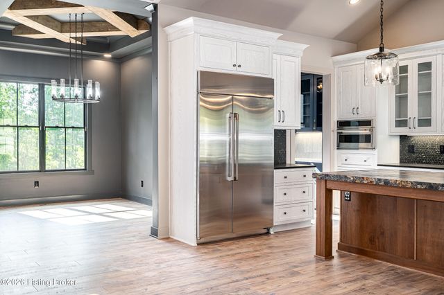 807 Wooded Ridge Dr, New Albany, IN 47150