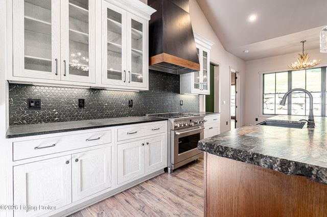 807 Wooded Ridge Dr, New Albany, IN 47150