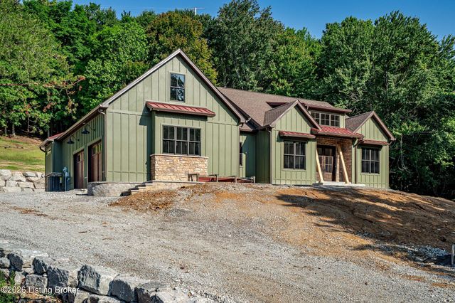 807 Wooded Ridge Dr, New Albany, IN 47150