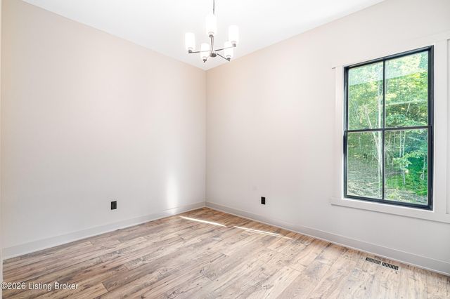 807 Wooded Ridge Dr, New Albany, IN 47150