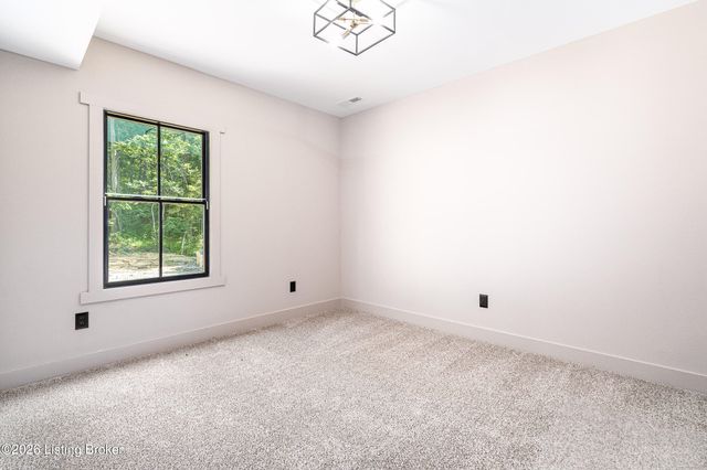 807 Wooded Ridge Dr, New Albany, IN 47150