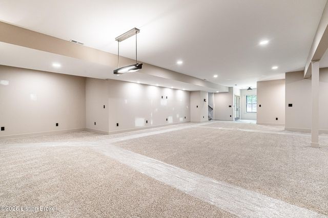 807 Wooded Ridge Dr, New Albany, IN 47150