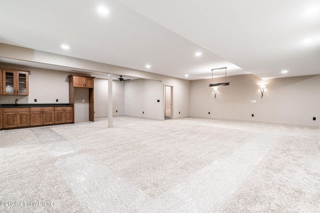 807 Wooded Ridge Dr, New Albany, IN 47150