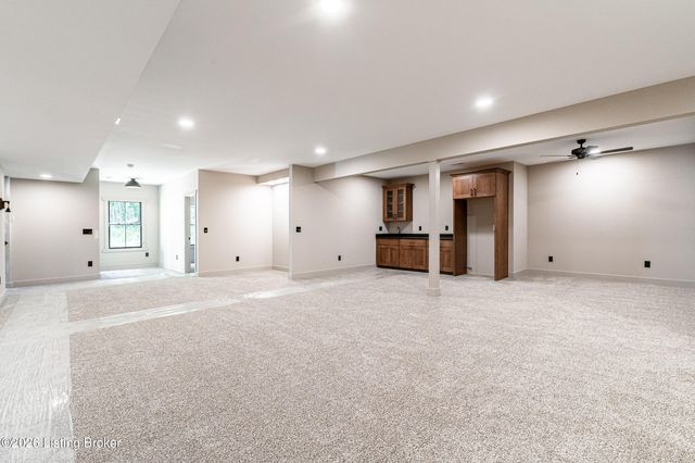 807 Wooded Ridge Dr, New Albany, IN 47150