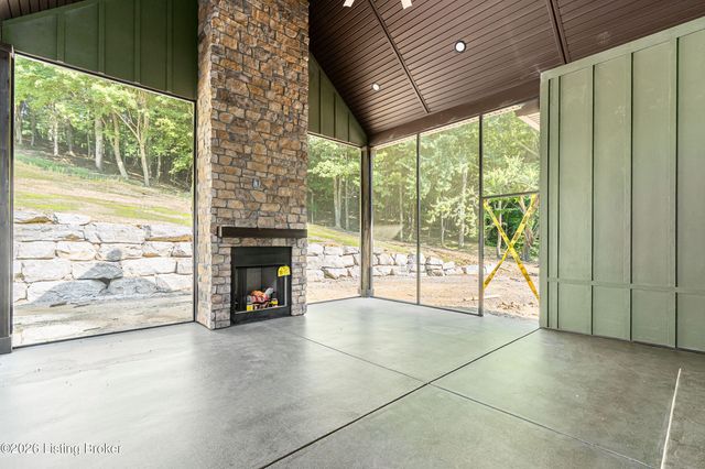 807 Wooded Ridge Dr, New Albany, IN 47150