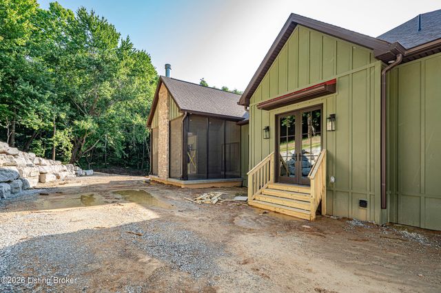807 Wooded Ridge Dr, New Albany, IN 47150