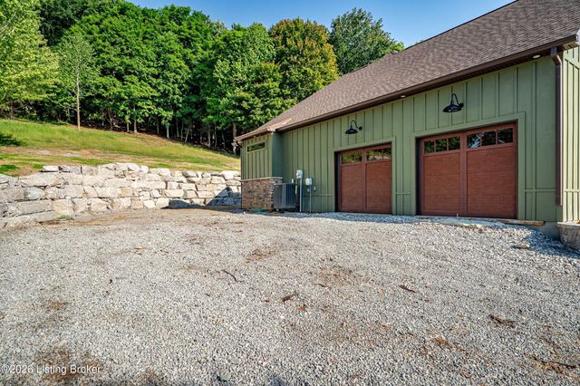 807 Wooded Ridge Dr, New Albany, IN 47150