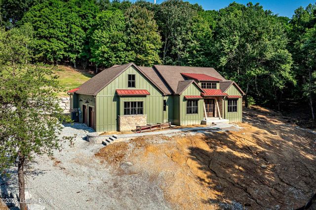 807 Wooded Ridge Dr, New Albany, IN 47150