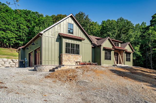 807 Wooded Ridge Dr, New Albany, IN 47150