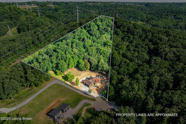 807 Wooded Ridge Dr, New Albany, IN 47150
