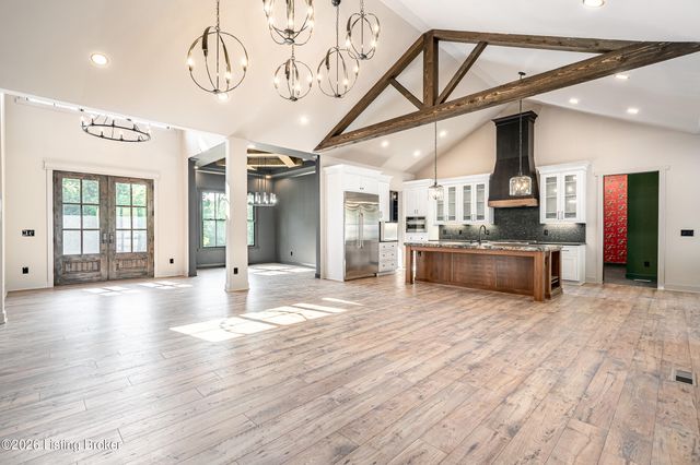 807 Wooded Ridge Dr, New Albany, IN 47150