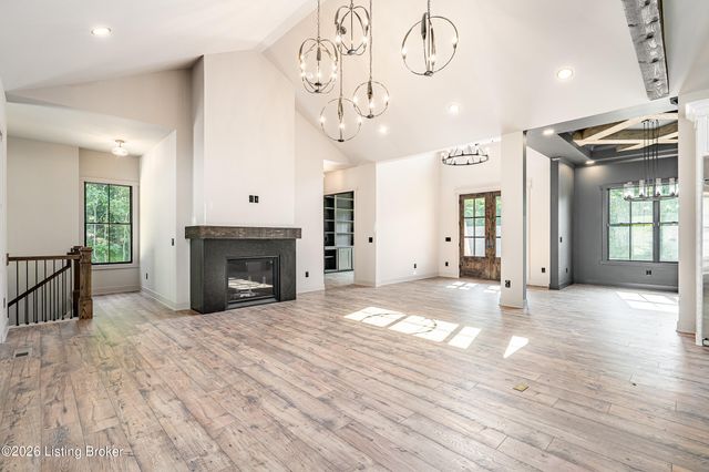 807 Wooded Ridge Dr, New Albany, IN 47150