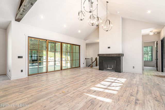 807 Wooded Ridge Dr, New Albany, IN 47150