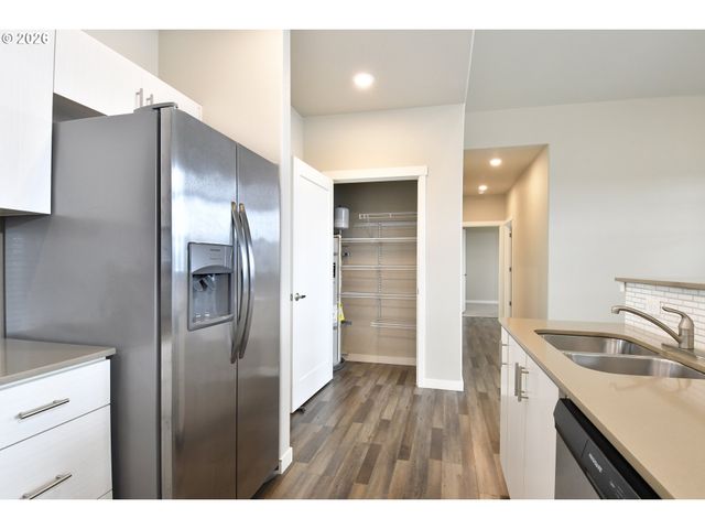 17181 Sw SNOWDALE St 301, Beaverton, OR 97007
