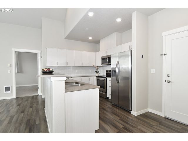 17181 Sw SNOWDALE St 301, Beaverton, OR 97007