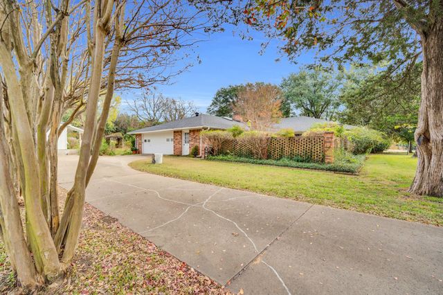 214 Willow Creek Lane, Ovilla, TX 75154