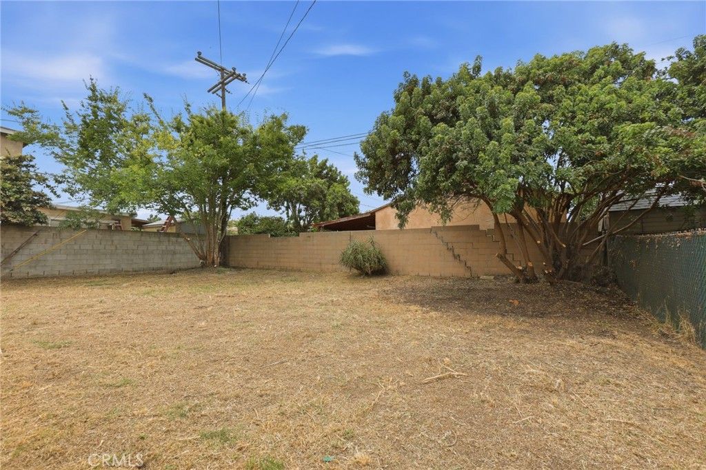 Image 4 of property listing at 711 N Kalsman, Compton, CA 90220
