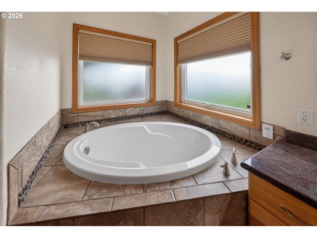 6985 GARDEN VALLEY Rd, Roseburg, OR 97471