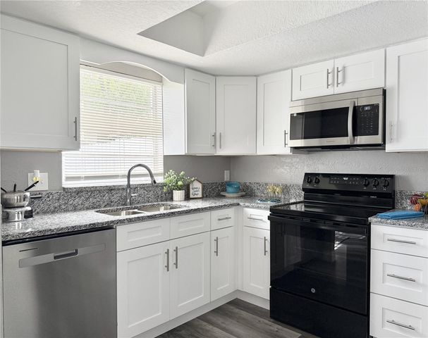 5229 TENNIS COURT CIRCLE, Tampa, FL 33617