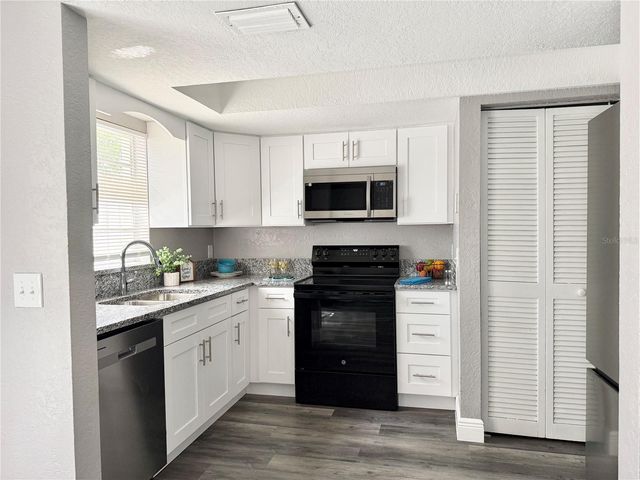 5229 TENNIS COURT CIRCLE, Tampa, FL 33617