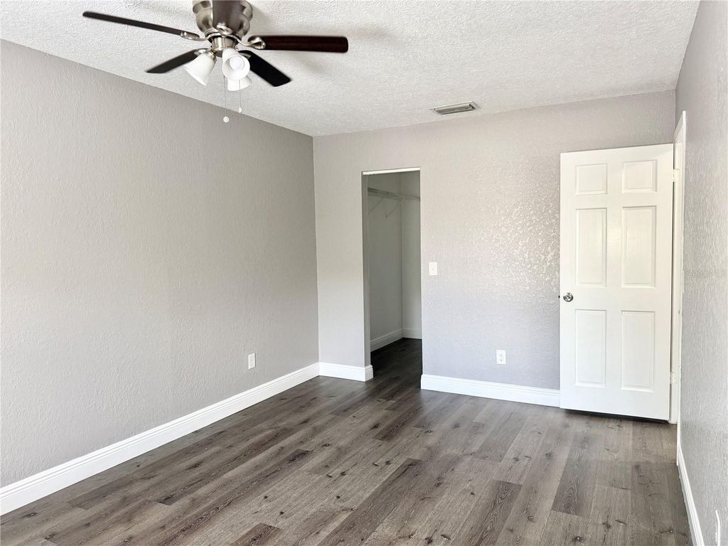 Image 13 of property listing at 5229 TENNIS COURT CIRCLE, Tampa, FL 33617