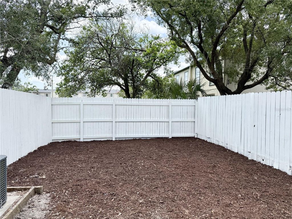 Image 19 of property listing at 5229 TENNIS COURT CIRCLE, Tampa, FL 33617