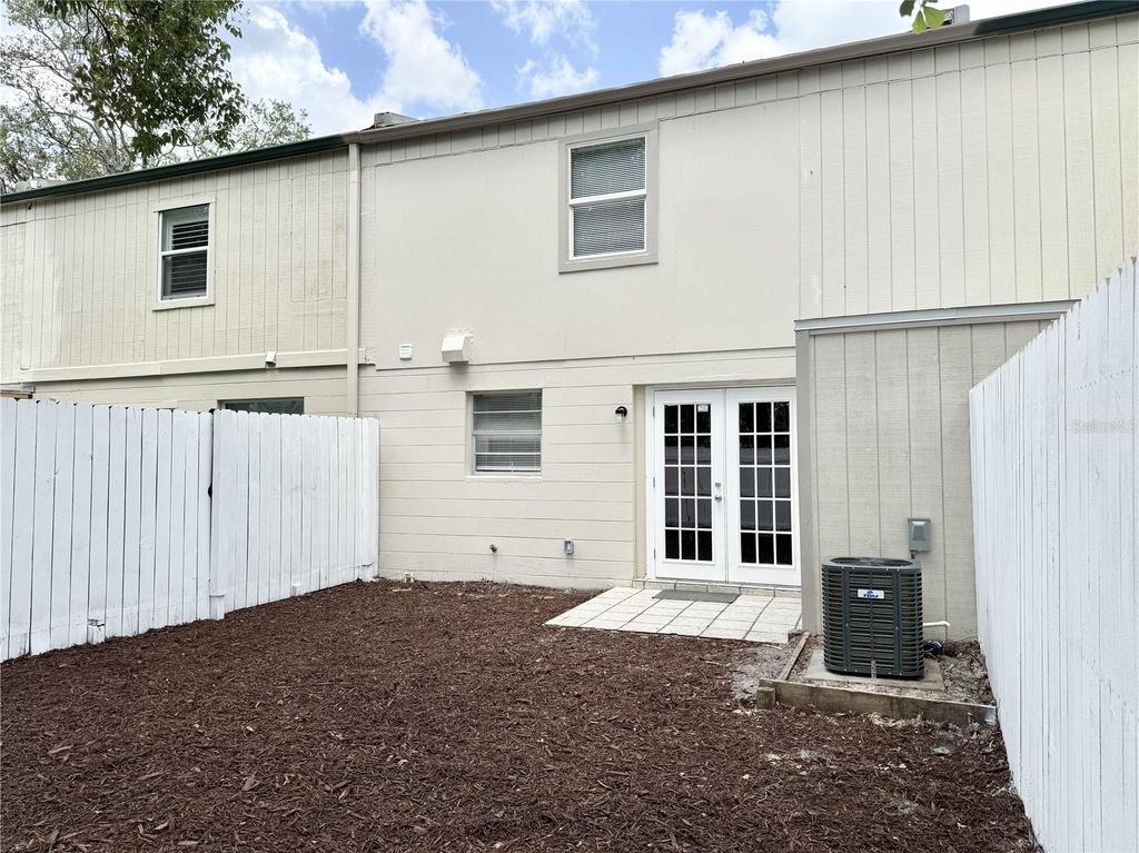 Image 20 of property listing at 5229 TENNIS COURT CIRCLE, Tampa, FL 33617