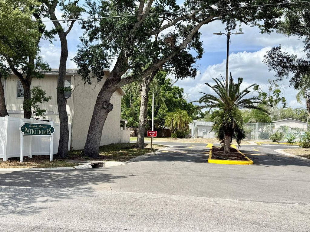 Image 21 of property listing at 5229 TENNIS COURT CIRCLE, Tampa, FL 33617