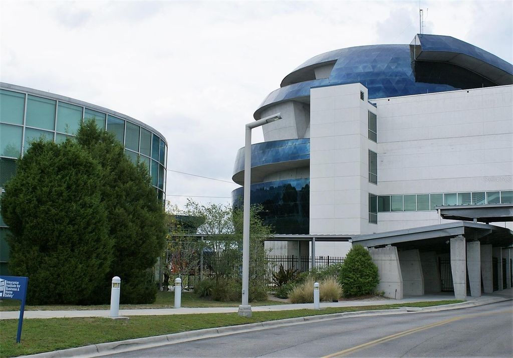 Image 24 of property listing at 5229 TENNIS COURT CIRCLE, Tampa, FL 33617