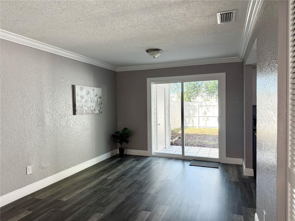 Image 4 of property listing at 5229 TENNIS COURT CIRCLE, Tampa, FL 33617