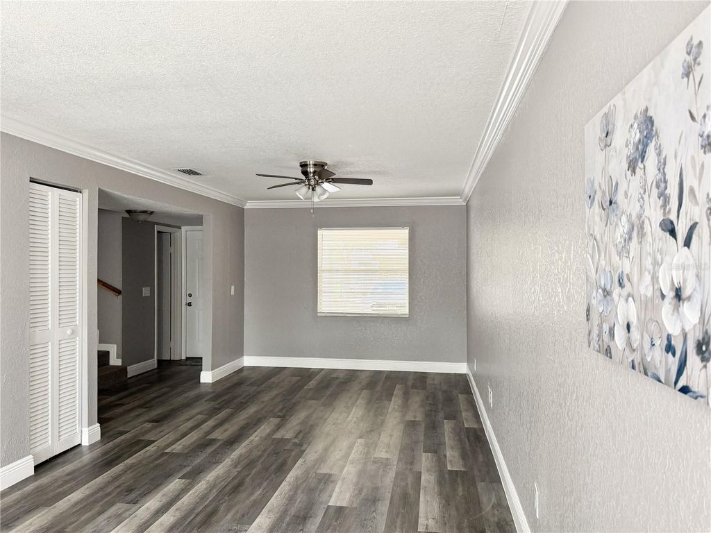 Image 5 of property listing at 5229 TENNIS COURT CIRCLE, Tampa, FL 33617