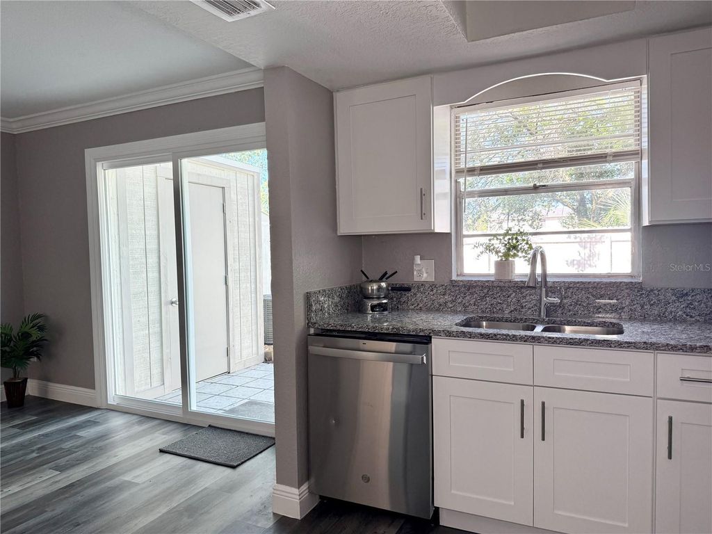 Image 6 of property listing at 5229 TENNIS COURT CIRCLE, Tampa, FL 33617