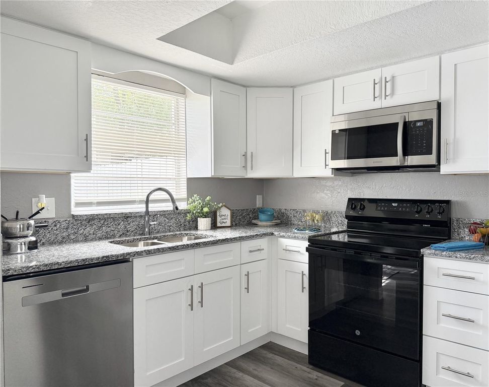 Image 7 of property listing at 5229 TENNIS COURT CIRCLE, Tampa, FL 33617