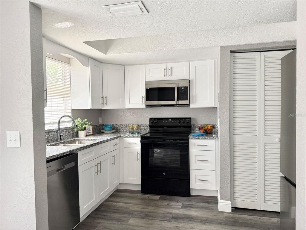 Image 8 of property listing at 5229 TENNIS COURT CIRCLE, Tampa, FL 33617