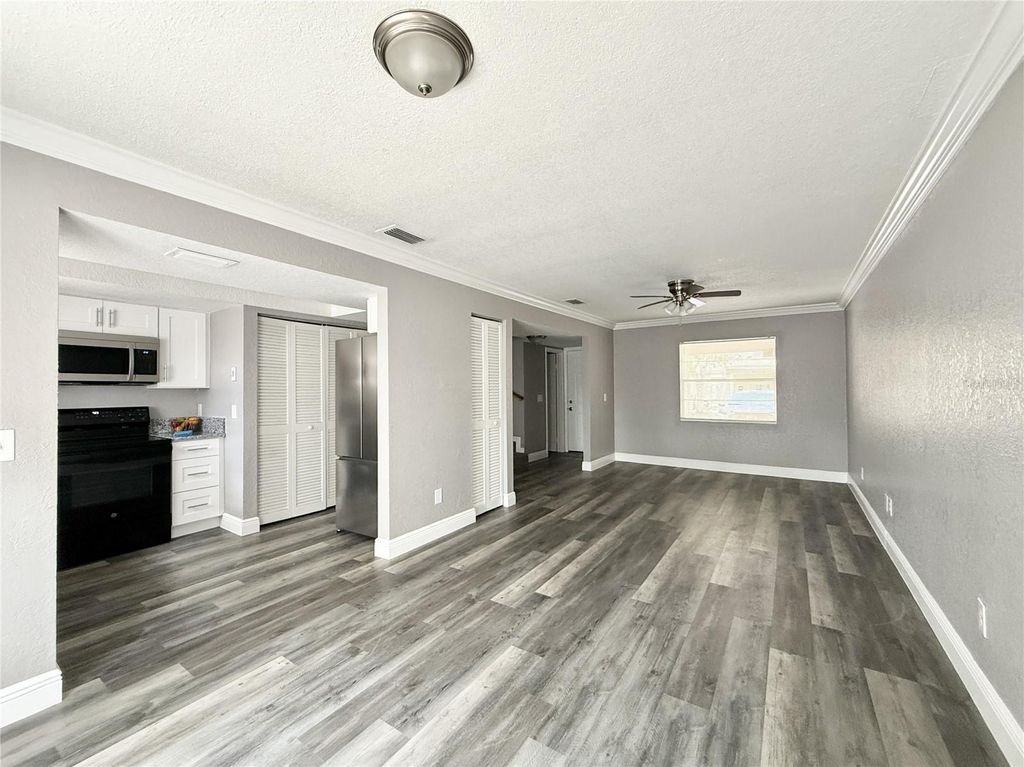 Image 10 of property listing at 5229 TENNIS COURT CIRCLE, Tampa, FL 33617