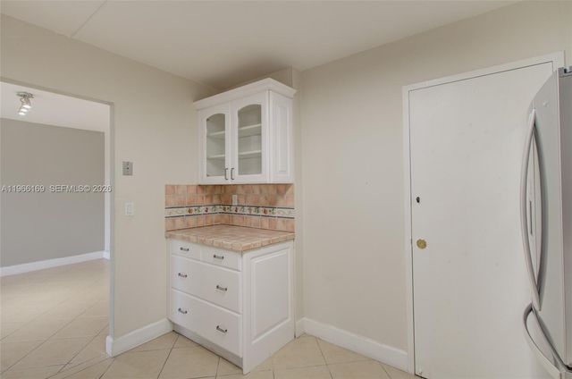 401 Golden Isles Dr 702, Hallandale Beach, FL 33009