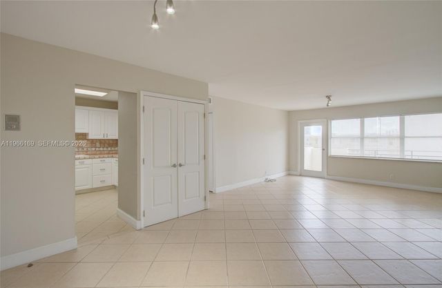 401 Golden Isles Dr 702, Hallandale Beach, FL 33009