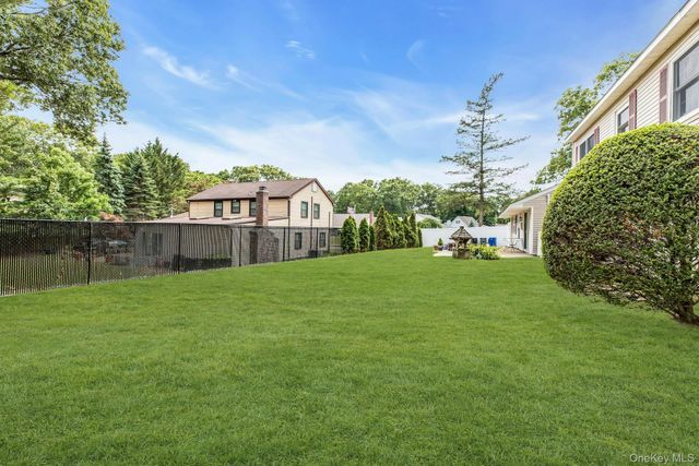23 Bently Lane, Stony Brook, NY 11790