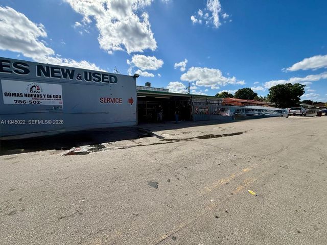 4190 E 4th Avenue, Hialeah, FL 33013