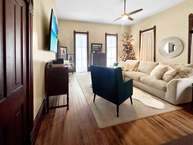 203 S 1st St, Leesville, LA 71446