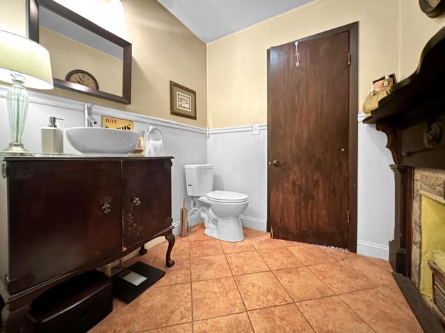 203 S 1st St, Leesville, LA 71446