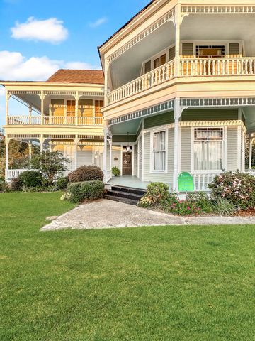 203 S 1st St, Leesville, LA 71446