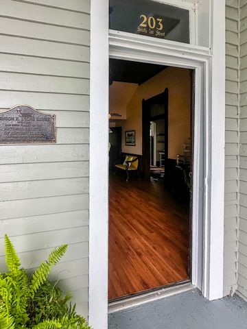 203 S 1st St, Leesville, LA 71446