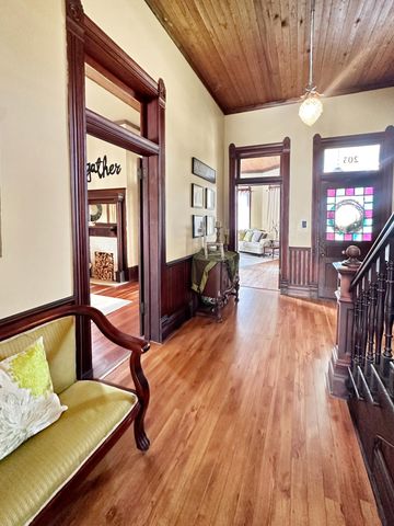 203 S 1st St, Leesville, LA 71446