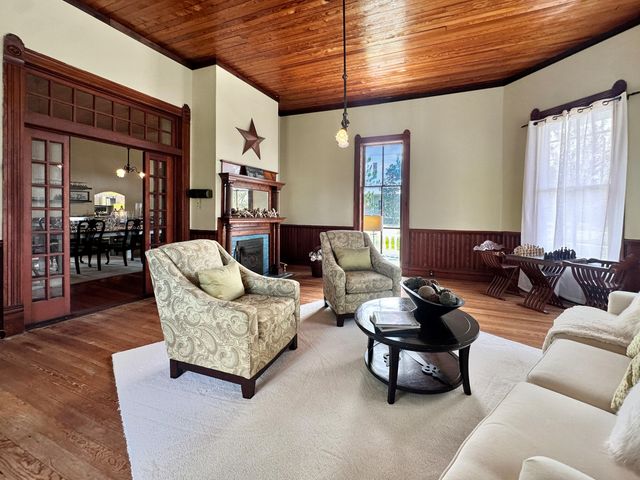 203 S 1st St, Leesville, LA 71446